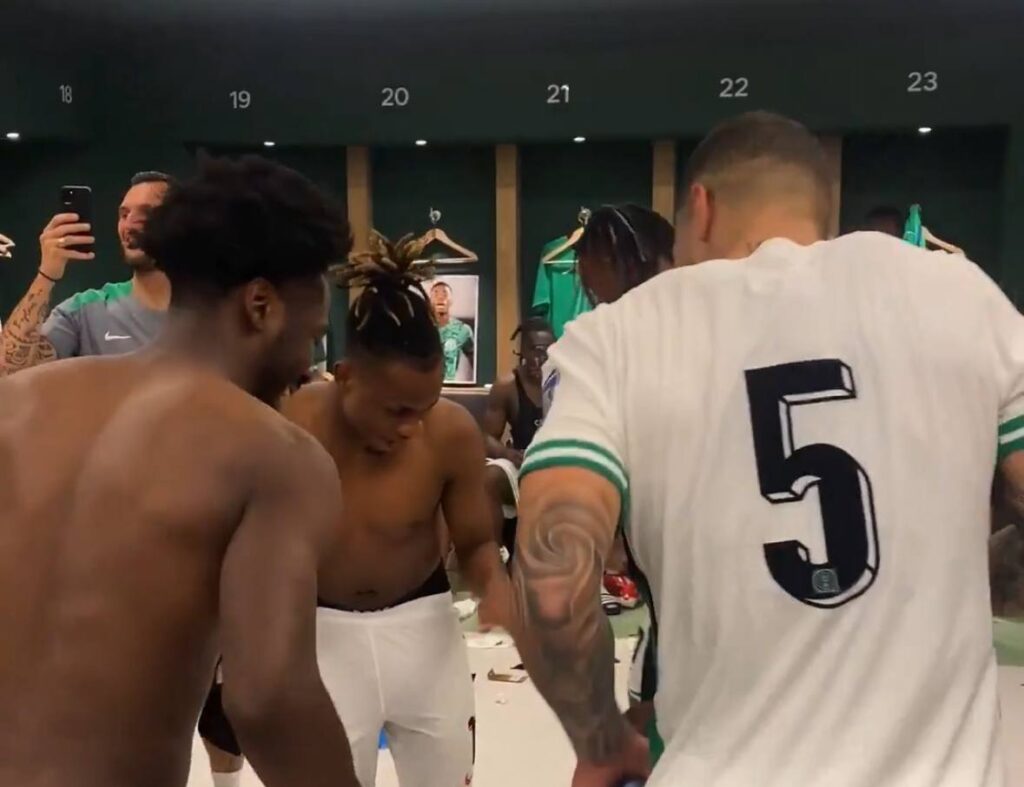 nigeria-chukwueze-balla-negli-spogliatoi-dopo-il-successo-in-ruanda