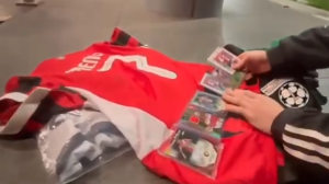 los-angeles-il-papa-di-santi-gimenez-rende-felice-un-fan-del-figlio