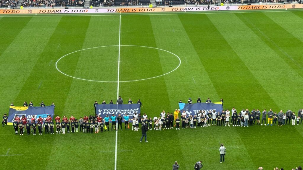 tottenham-spurs-legends-milan-glorie-londra-ingresso-in-campo-squadre