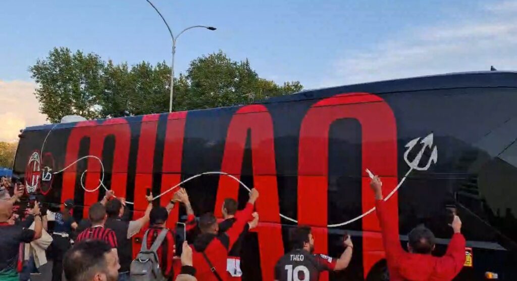 milan-bologna-coppa-italia-ecco-larrivo-pullman-del-milan-allolimpico