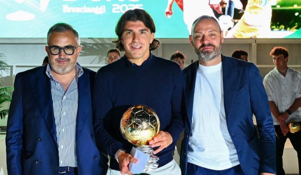 ex-milan-alberto-paloschi-pallone-doro-dilettanti-eccellenza-premio-vincitore-ancelotti-pro-palazzolo