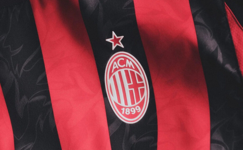 milan-puma-nuova-maglia-home-first-kit-2025-2026-immagini-foto-spiegazione-logo