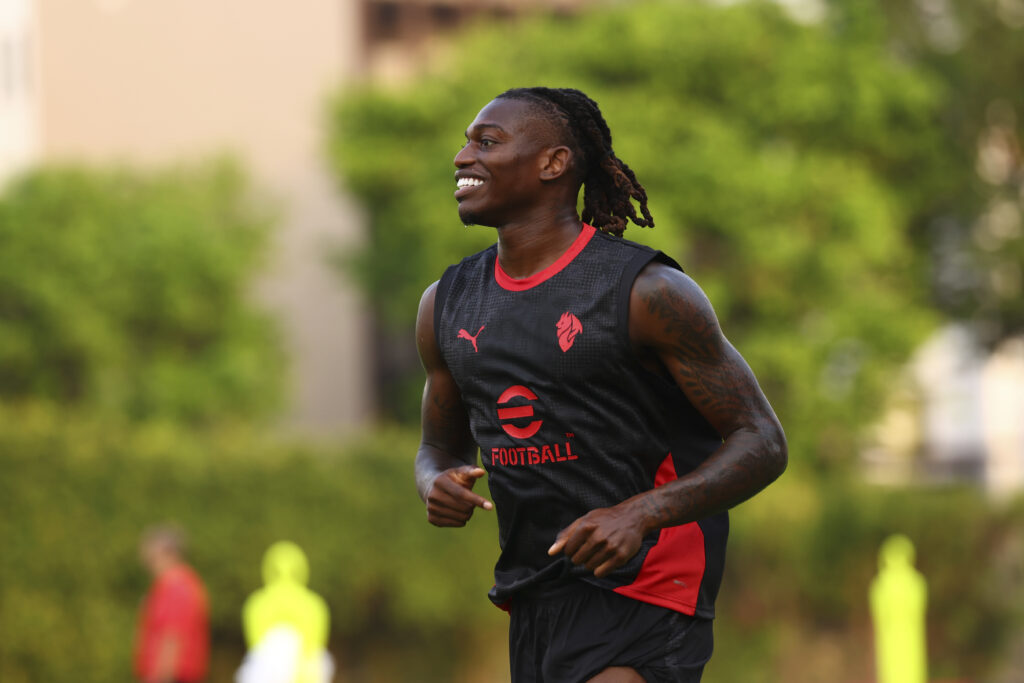 milan-leao-singapore-tournée-amichevoli-pre-season-tour-intervista-dichiarazioni-rai-sky-sport