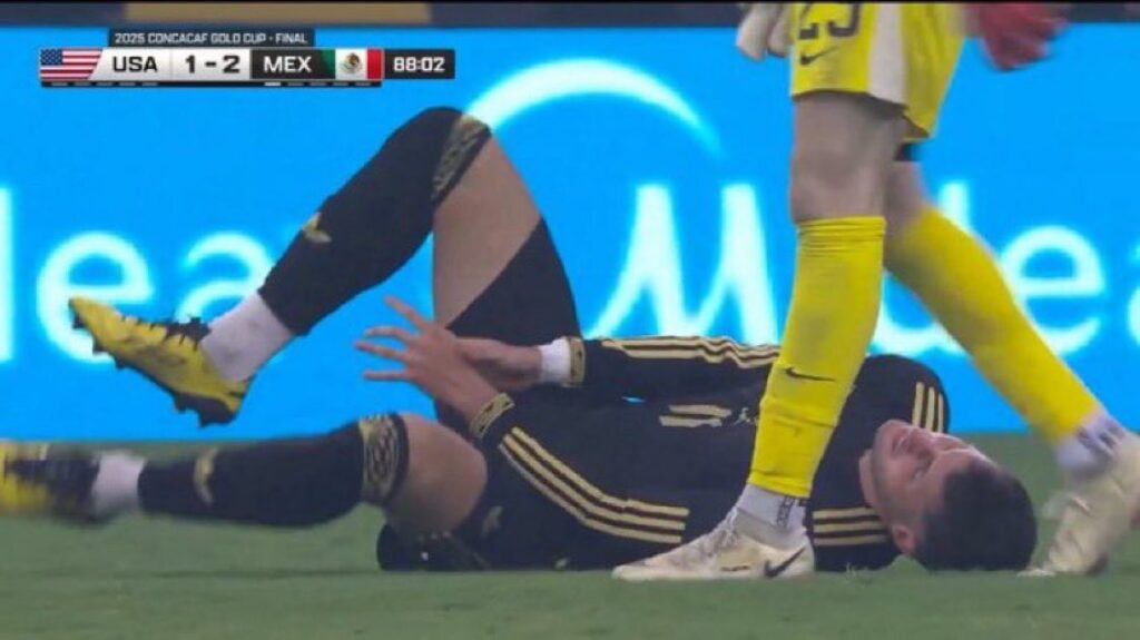 santiago-gimenez-bebote-finale-gold-cup-stati-uniti-messico-infortunio-mano-houston-texas