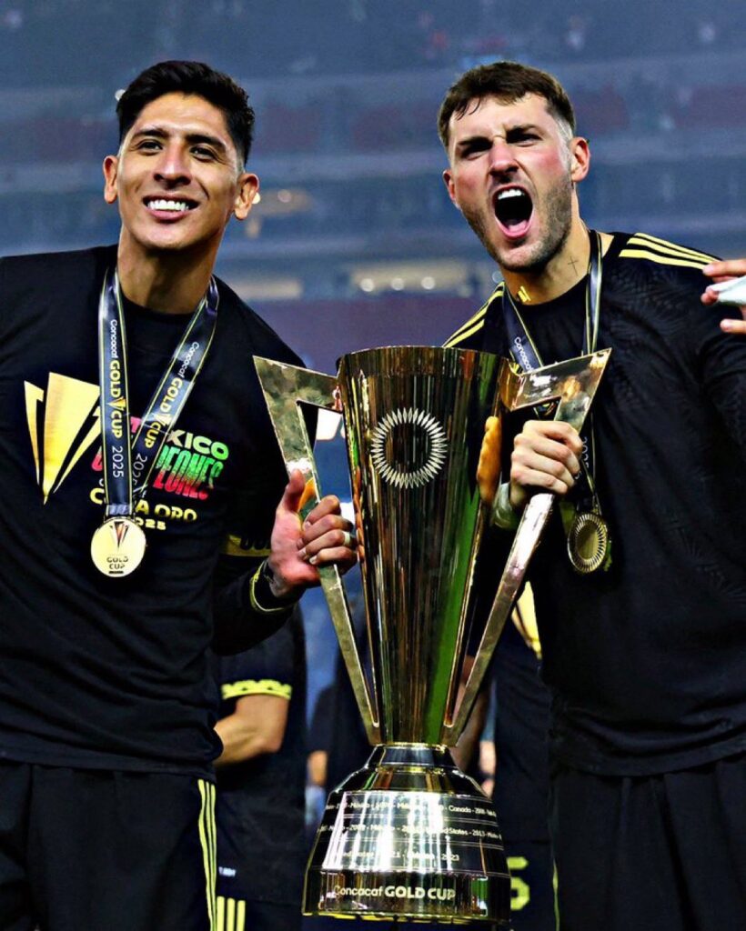 santiago-gimenez-bebote-finale-gold-cup-stati-uniti-messico-infortunio-mano-houston-texas