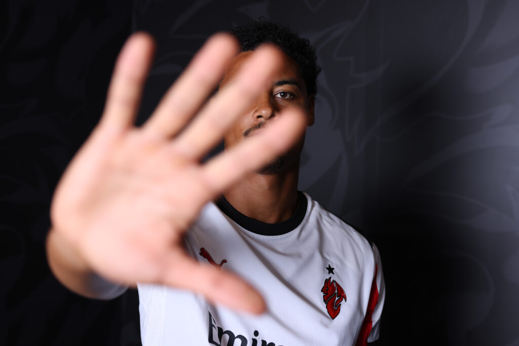 AC Milan Unveil New Signing Koni De Winter
