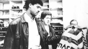 Rijkaard con in mano una maglia dello Sporting Lisbona (Foto tratta da www.record.pt)