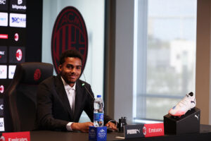 david-odogu-dal-mondiale-vinto-al-ritorno-sui-banchi-di-scuola-in-poche-ore-curiosità-news-milan