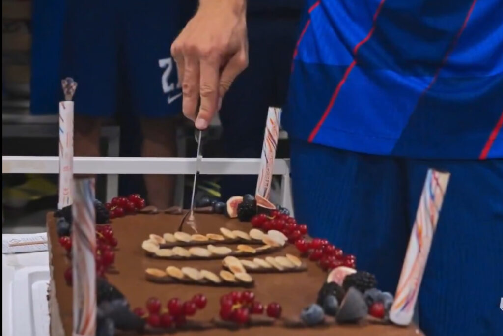 video-modric-e-i-festeggiamenti-negli-spogliatoi-con-i-compagni-dopo-croazia-montenegro