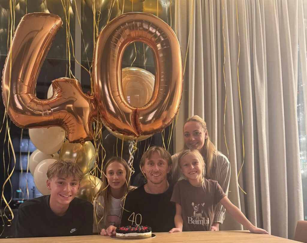 luka-modric-40-anni-in-famiglia-come-se-non-fosse-una-star-e-il-tweet-post-social