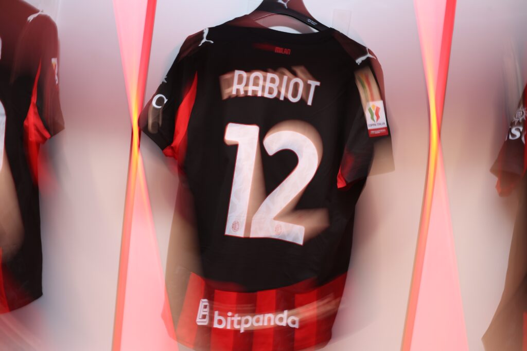 la-folla-milanista-accoglie-rabiot-adrien-sventola-la-maglia-no12