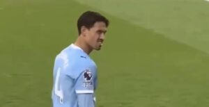 reijnders-preso-in-giro-dai-tifosi-per-le-scarpette-rosa-manchester-city-milan