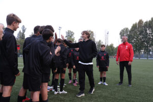 un-martedi-speciale-tutte-le-foto-di-modric-nel-vivaio-rossonero-del-Vismara