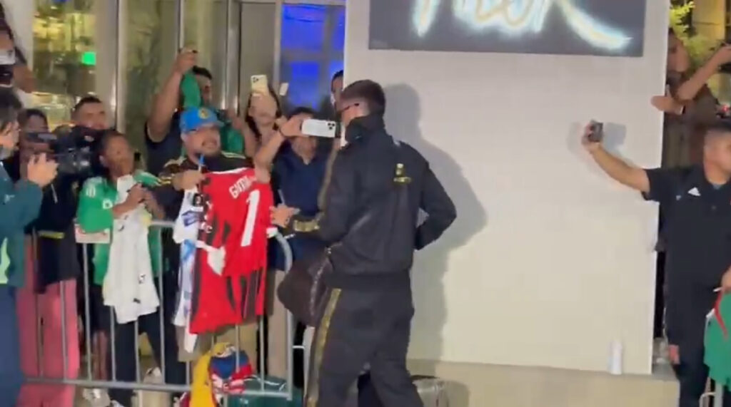 santiago-gimenez-firma-maglia-milan-texas-arlington-messico-colombia