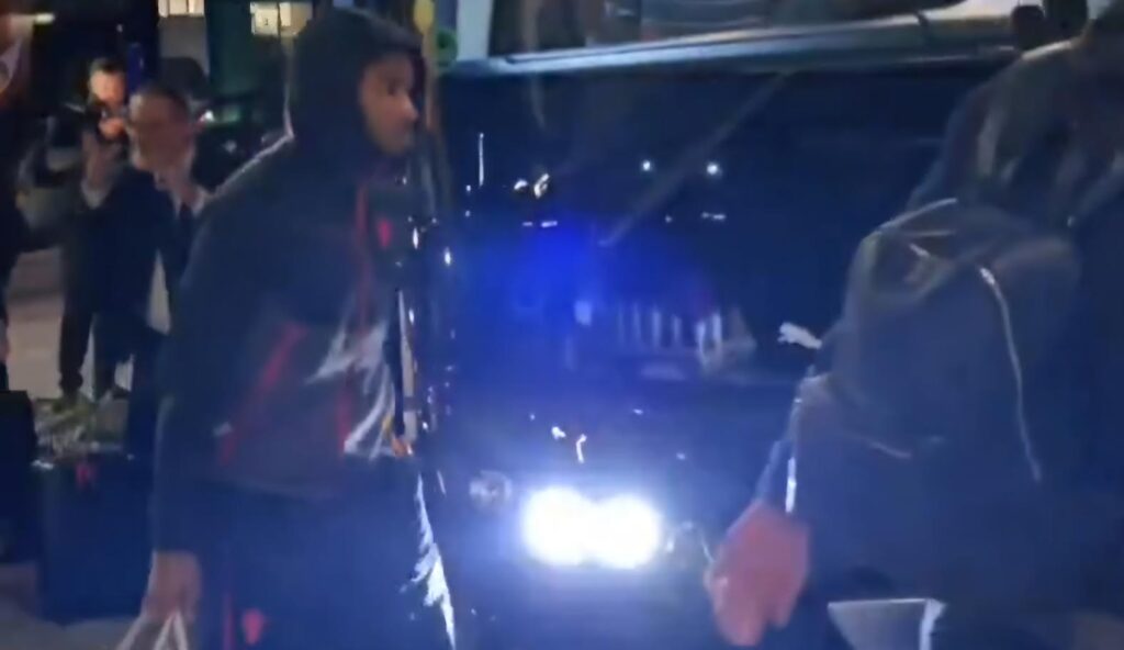 ecco-larrivo-del-milan-a-begamo-i-tifosi-chiamano-i-giocatori