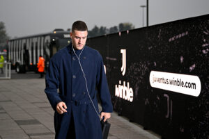 dusan-vlahovic-limpasse-estivo-che-ha-tenuto-in-stand-by-sia-milan-che-juve