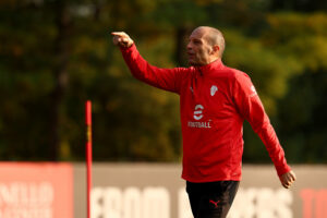 disponibilita-allegri-esce-tardi-da-milanello-ma-con-i-tifosi-si-ferma-sempre