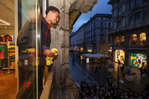 athekame-e-de-winter-scaldano-il-weekend-selfie-e-autografi-allo-store-rossonero