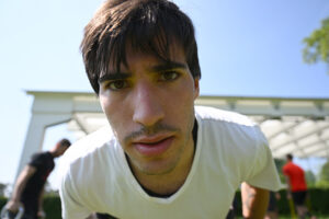 sandro-tonali-di-buon-umore-a-milanello-incontra-i-tifosi-e-firma-autografi