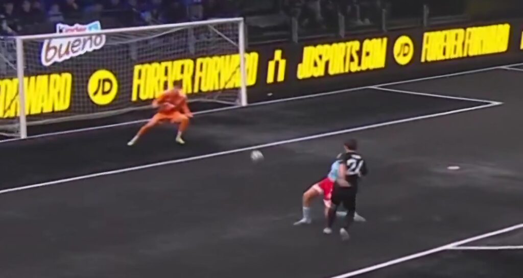 Kings League, Spizzi Florenzi a Vieri "Devo tirare piano piano...": poi lo batte