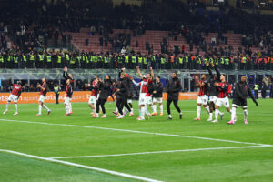 tensione-e-liberazione-i-giocatori-rossoneri-sotto-la-curva