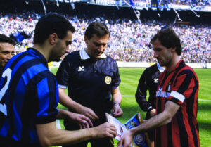 Le tre dita di Franco Baresi a Berti: quando il derby era sfottò