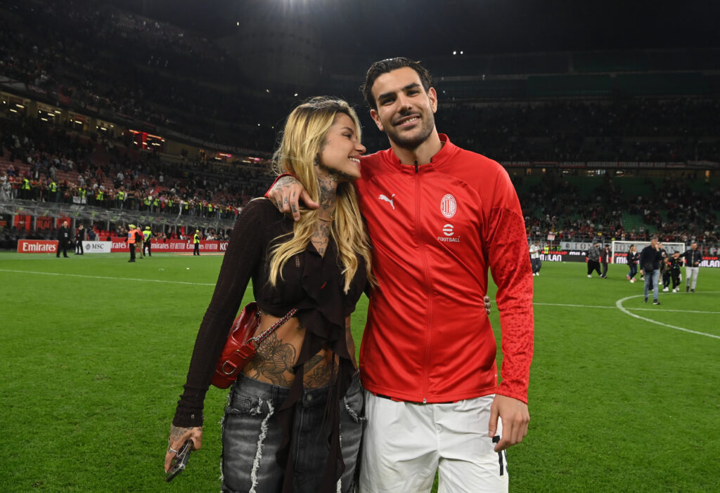 theo-hernandez-torna-al-milan-il-messaggio-della-moglie-zoe-cristofoli-sui-social-news