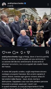 10-anni-dopo-lattentato-di-parigi-shevchenko-stringe-la-mano-a-macron