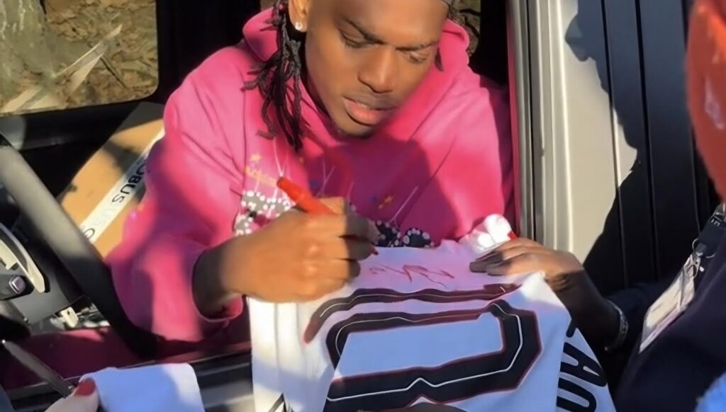 leao-e-i-tifosi-ai-cancelli-di-milanello-ecco-maglia-e-firma