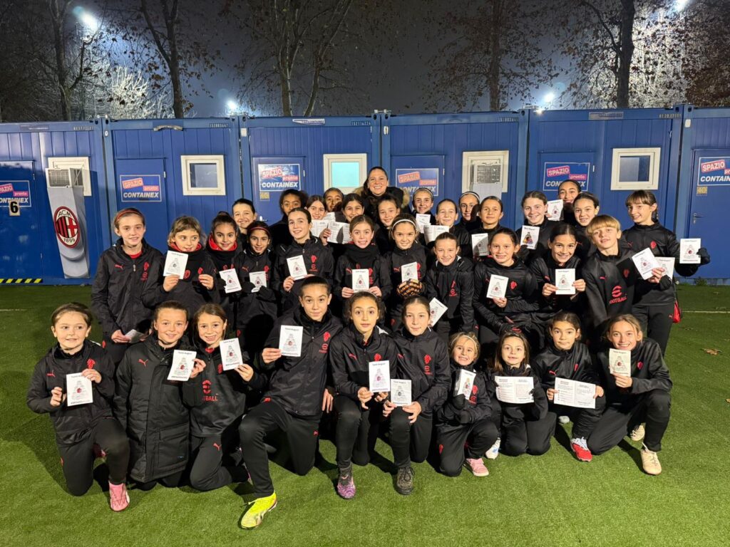 Una volta completati, i biglietti sono stati raccolti e, attraverso un momento di estrazione casuale, ogni giovane calciatore ha ricevuto il messaggio scritto da un altro compagno del Club, dando vita a uno scambio simbolico capace di rafforzare il senso di appartenenza e condivisione.