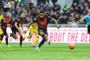 il-rigore-di-nkunku-esecuzione-perfetta-e-tutti-ad-abbracciarlo