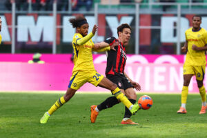 bernede-tifosi-milan-reprimenda-arbitro-gesti-maignan