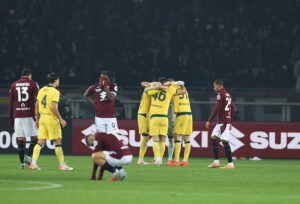 lesultanza-finale-vista-dalla-curva-con-i-tifosi-granata-sullo-sfondo