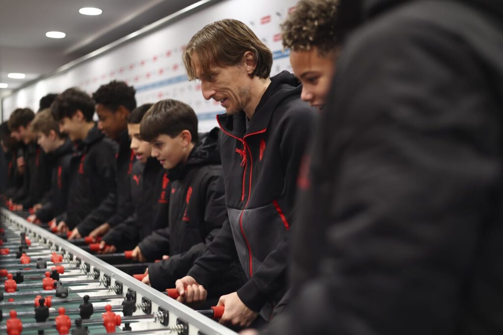 milan-modric-festa-natale-settore-giovanile-ragazzi-san-siro-calciobalilla