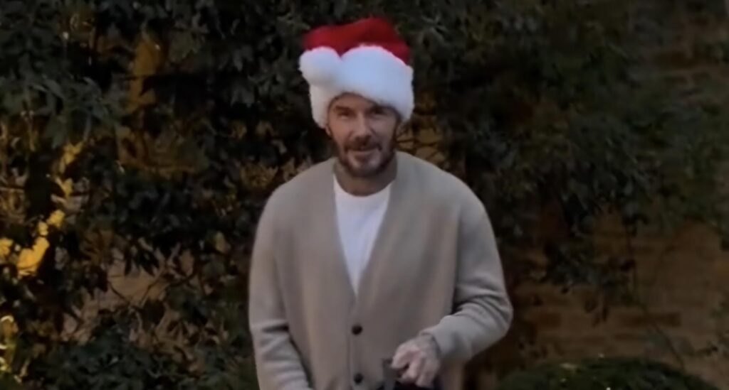 David Beckham fa il falegname con il cappello da Babbo Natale
