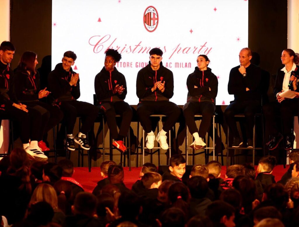 natale-rossonero-arriva-la-prima-squadra-e-i-ragazzi-si-gasano