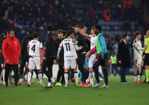 cagliari-fine-partita-tutti-i-giocatori-rossoneri-cercano-la-telecamera