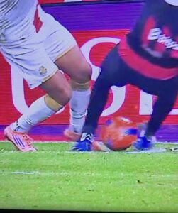 pestone-di-ellertsson-su-bartesaghi-il-quale-non-interviene-rigore