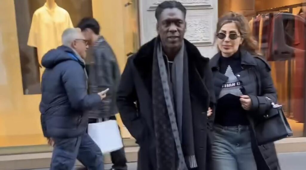 seedorf-e-la-sua-milano-a-braccetto-con-la-moglie-e-montenapo-si-ferma