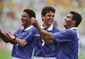 Bebeto, eroe del Mondiale 1994, gioca a pallone con suo nipote che nel salotto di casa indossa la maglia del Milan...