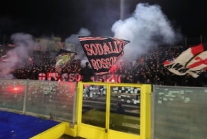 nuovo-coro-della-curva-milan-a-pisa-spunta-il-tricolore