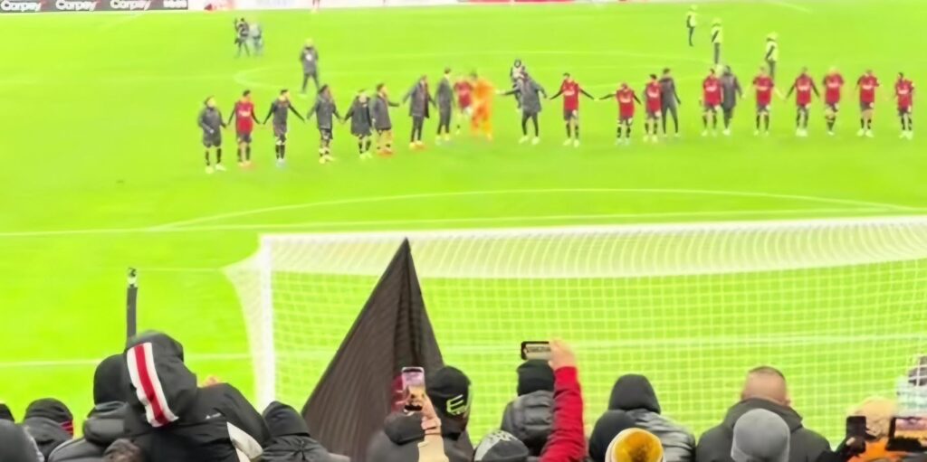 tifosi-in-attesa-a-pisa-ma-i-pullman-rossoneri-non-potevano-fermarsi