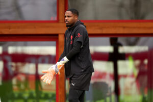 arriva-il-como-e-mike-maignan-inizia-a-tirarsi-su-le-maniche