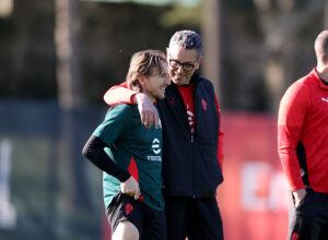 stretta-di-mano-leao-e-pulisic-confermati-si-rema-nella-stessa-direzione