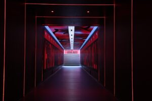 tifoso-rossonero-tunnel-spogliatoi-campo-san-siro