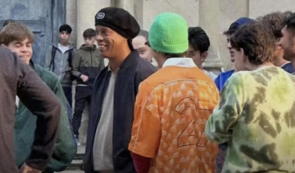 ronaldinho-in-piazza-per-uno-spot-varese-in-delirio