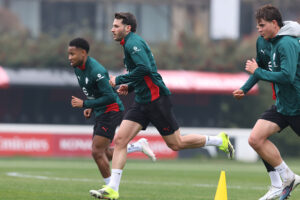 milanello-santiago-gimenez-in-gruppo-con-la-squadra-tutte-le-foto