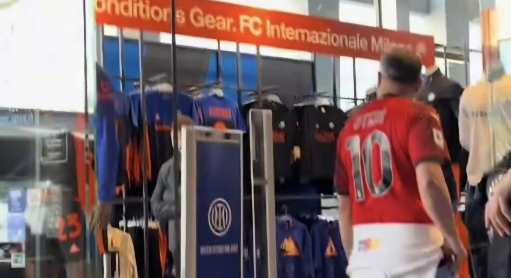 allinter-store-con-la-maglia-del-milan-anche-questo-e-derby
