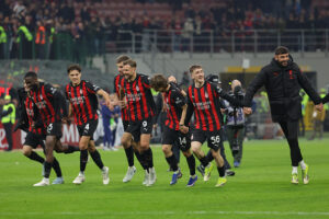 il-derby-dei-tifosi-rossoneri-goduto-alla-fine-insieme-alla-squadra