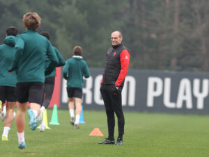 allegri-in-panchina-cantato-da-emma-lamore-non-mi-basta